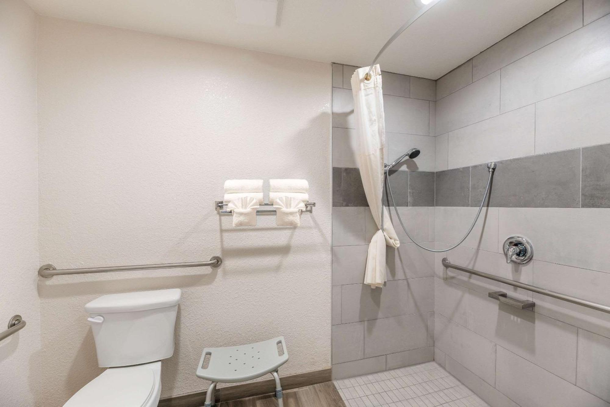 Chambre Lit King-Size - Accessible aux Personnes à Mobilité Réduite/Non-Fumeurs